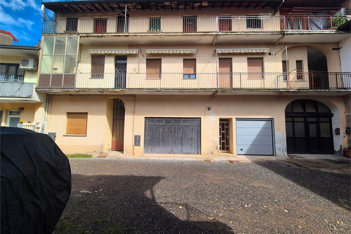 Porzione di casa in corte con autorimessa doppia e singola