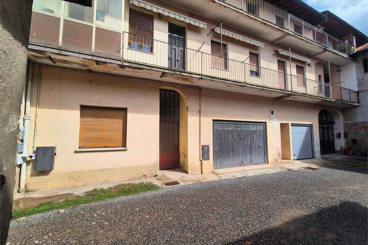 Porzione di casa in corte con autorimessa doppia e singola