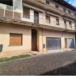 Porzione di casa in corte con autorimessa doppia e singola