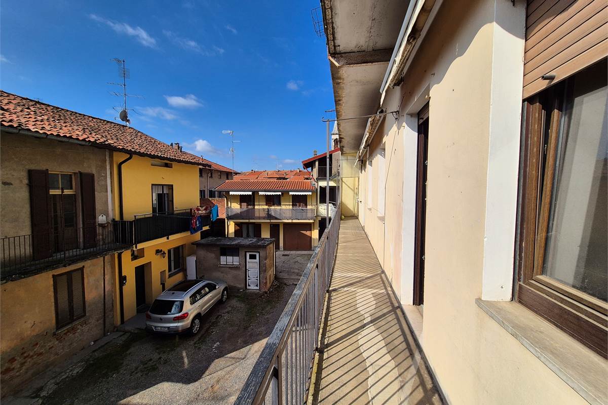 Porzione di casa in corte con autorimessa doppia e singola