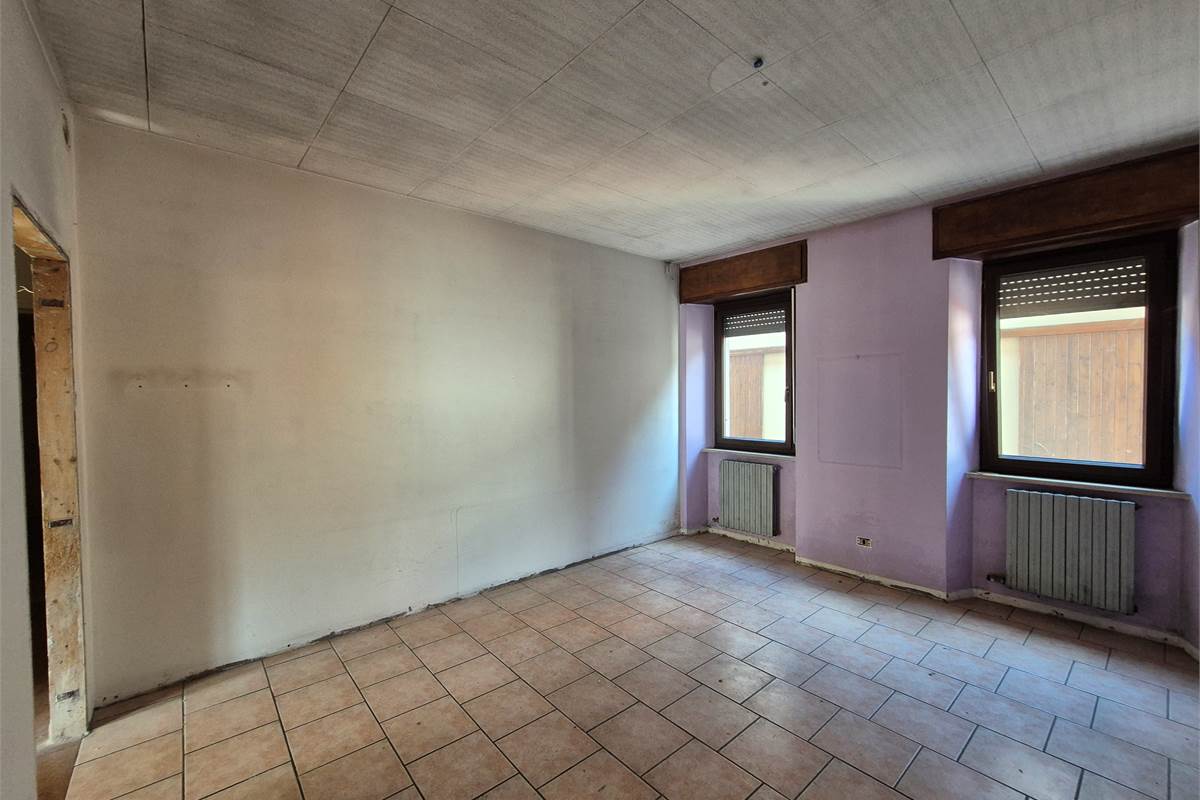 Porzione di casa in corte con autorimessa doppia e singola