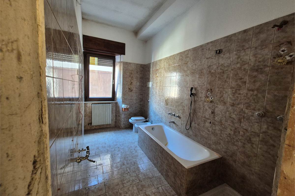 Porzione di casa in corte con autorimessa doppia e singola