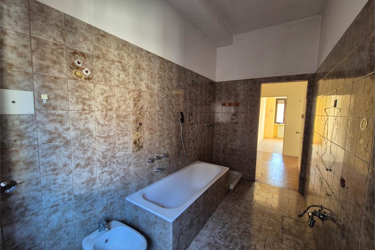 Porzione di casa in corte con autorimessa doppia e singola