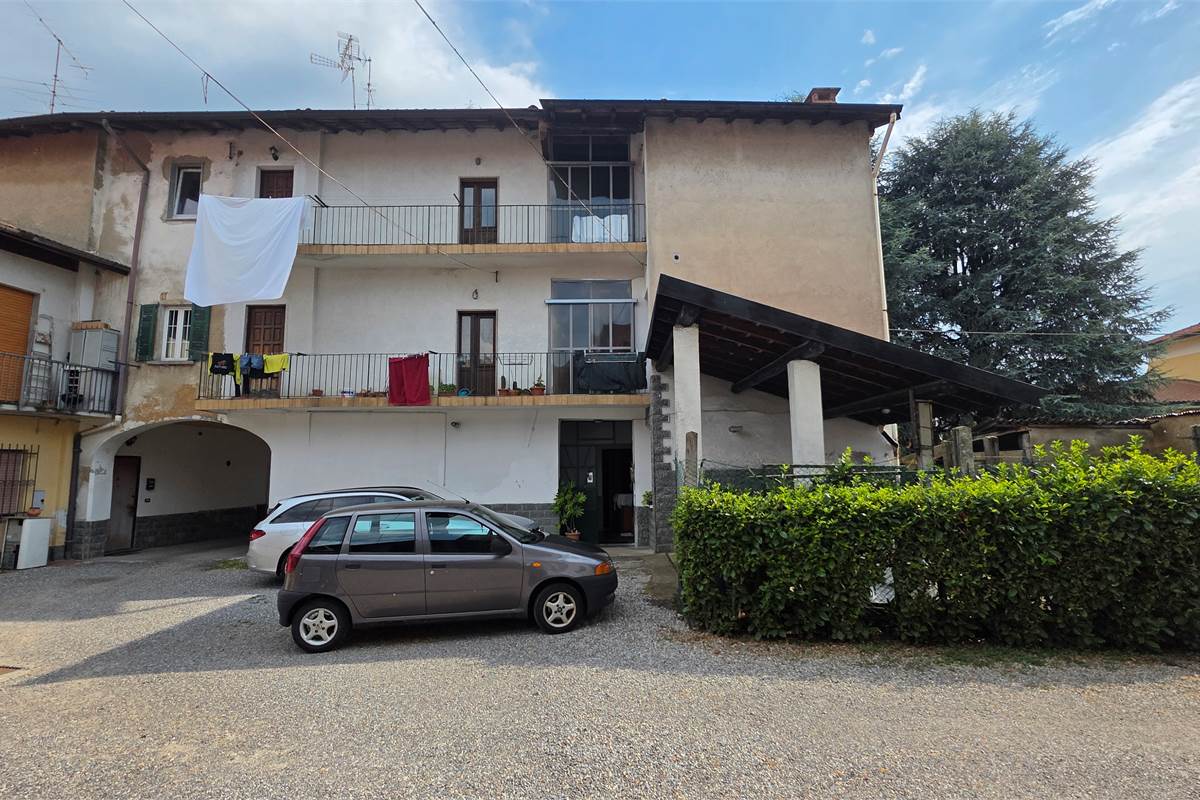 Porzione di Casa a Fenegrò con giardino