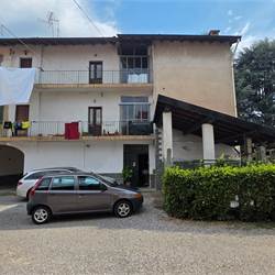 Porzione di Casa a Fenegrò con giardino