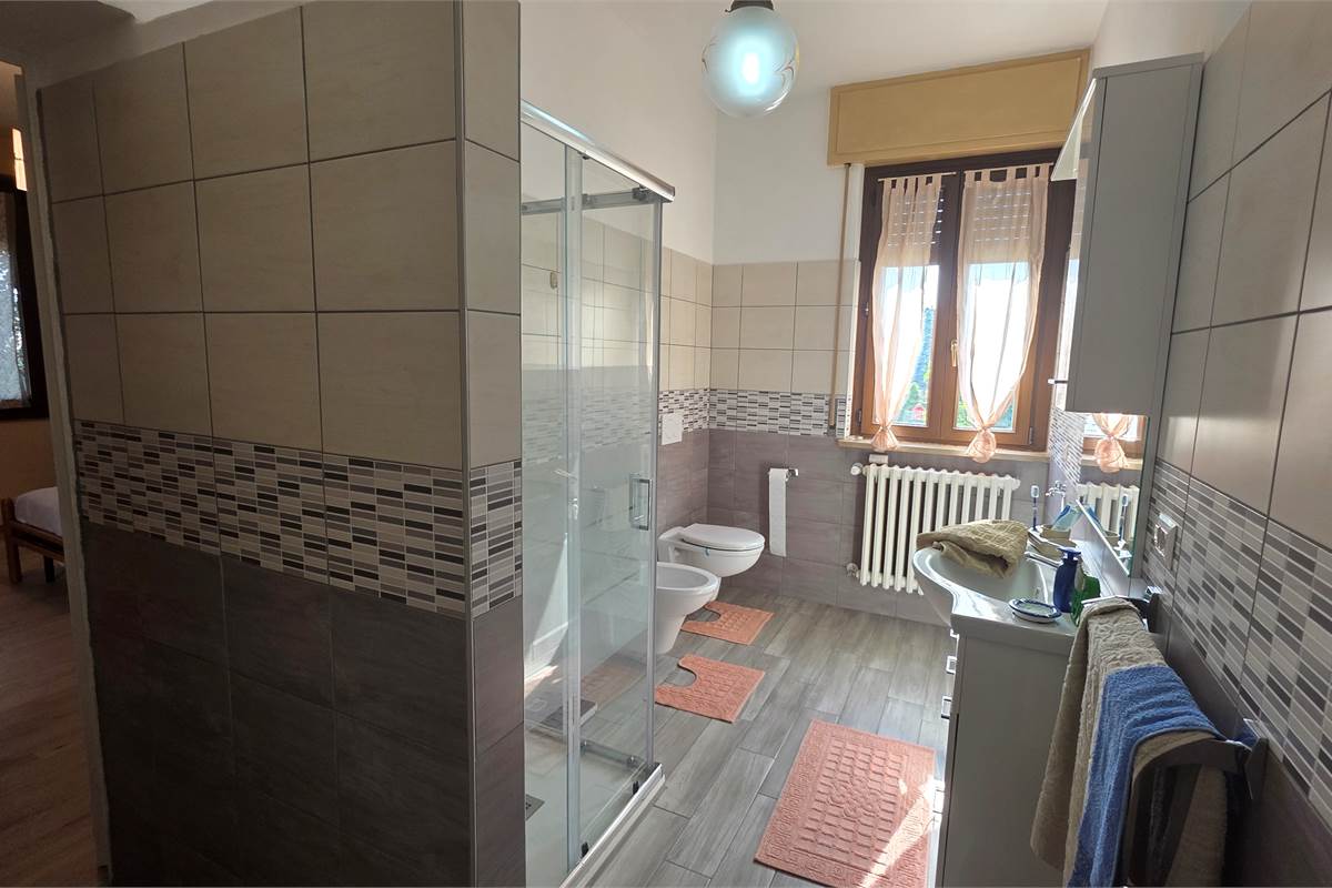 Porzione di Casa a Fenegrò con giardino