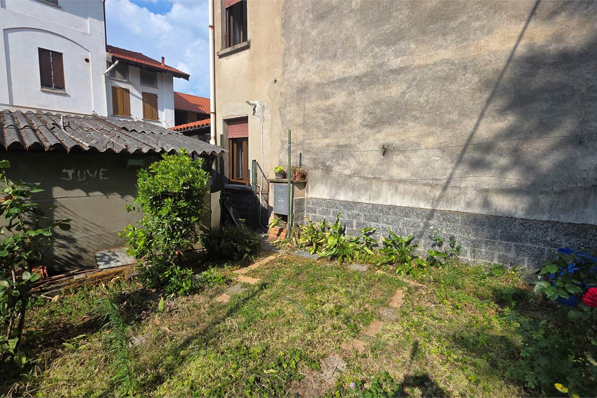 Porzione di Casa a Fenegrò con giardino