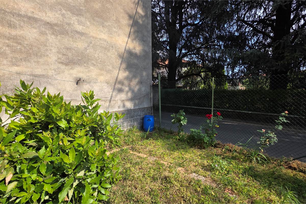 Porzione di Casa a Fenegrò con giardino