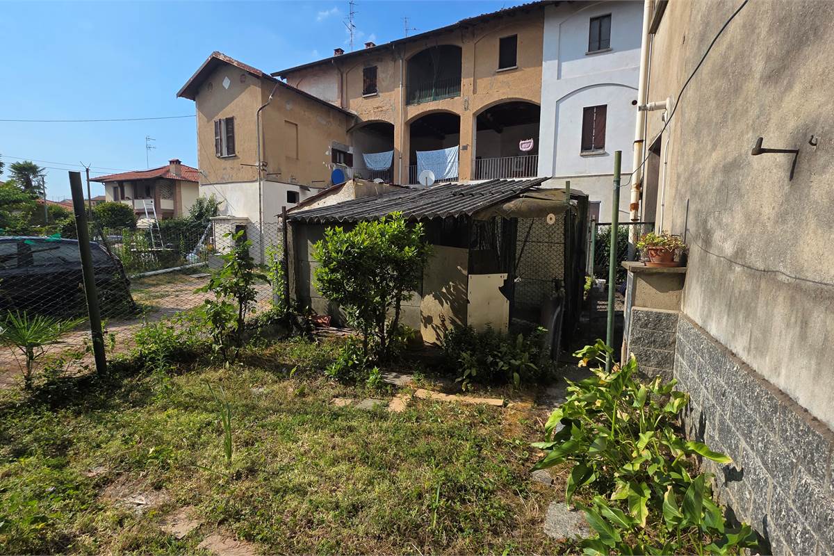 Porzione di Casa a Fenegrò con giardino