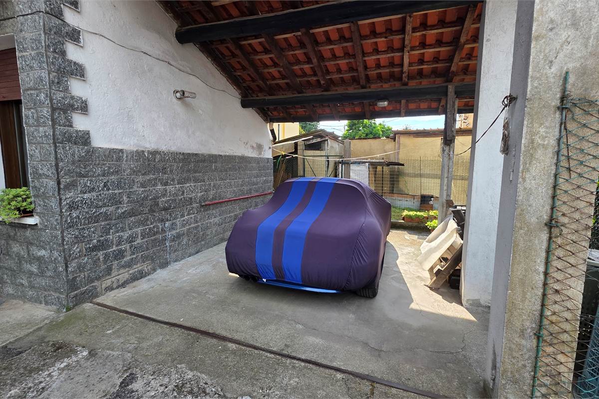 Porzione di Casa a Fenegrò con giardino