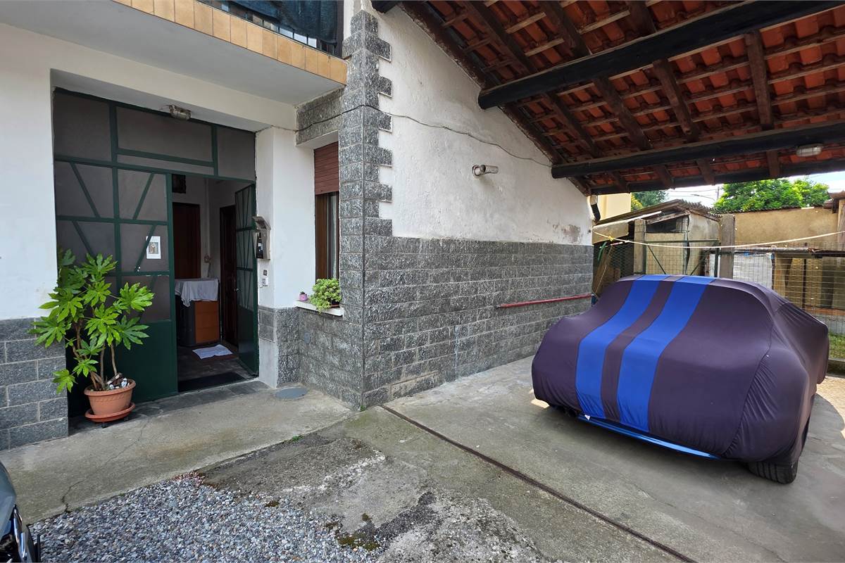 Porzione di Casa a Fenegrò con giardino