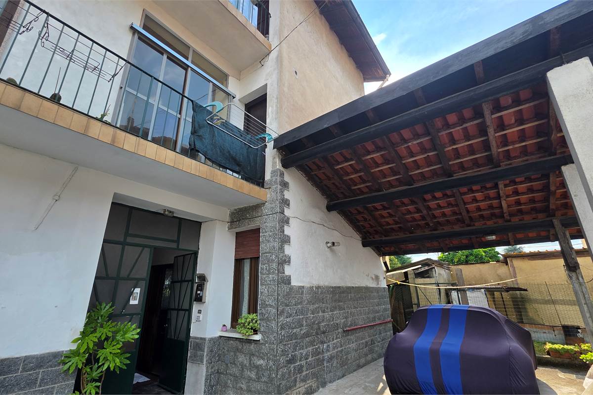 Porzione di Casa a Fenegrò con giardino