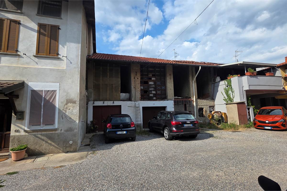 Porzione di Casa a Fenegrò con giardino