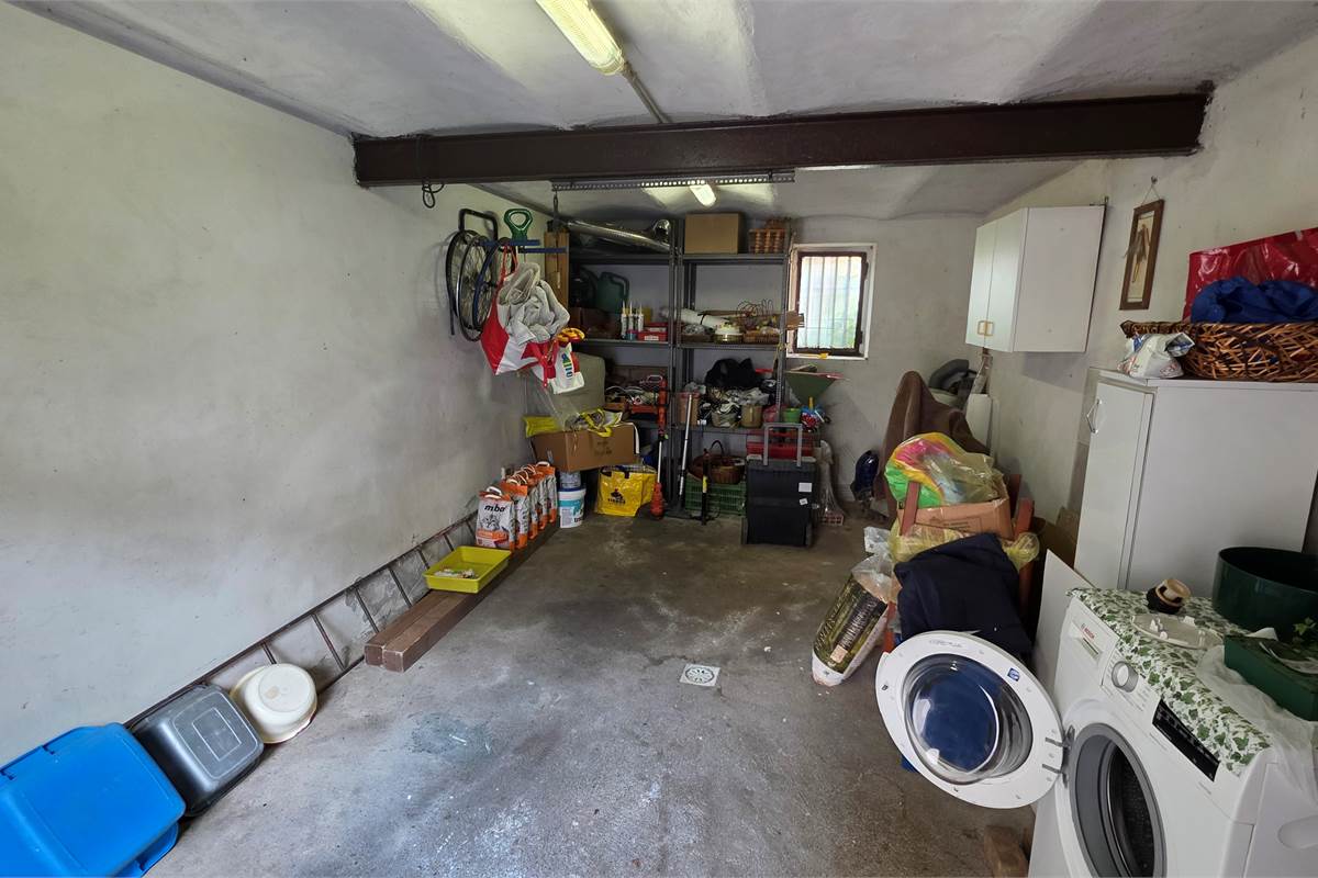 Porzione di Casa a Fenegrò con giardino