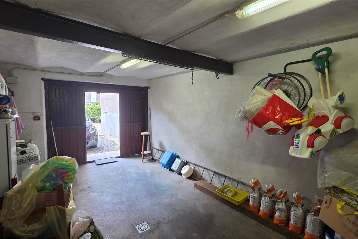 Porzione di Casa a Fenegrò con giardino