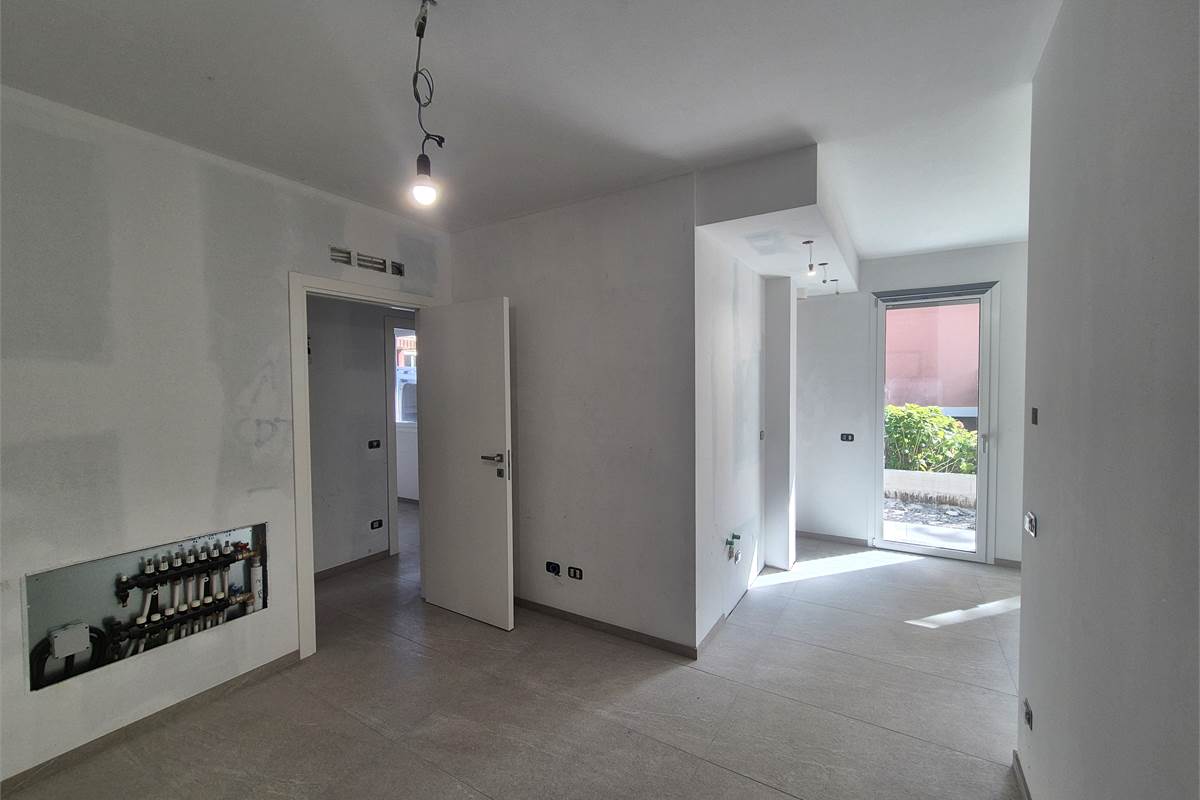 Signorile trilocale nuovo con giardino e posto auto