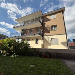 Signorile trilocale nuovo con giardino e posto auto