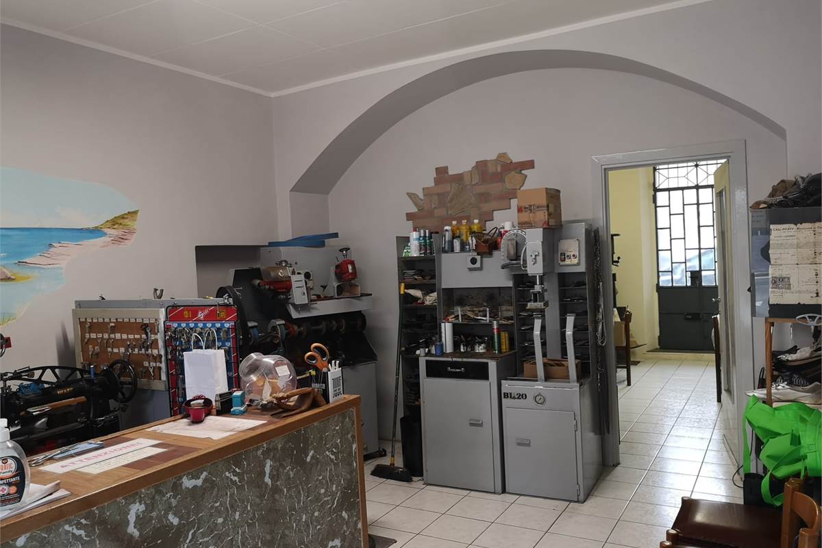 Locale commerciale in vendita a Rovellasca