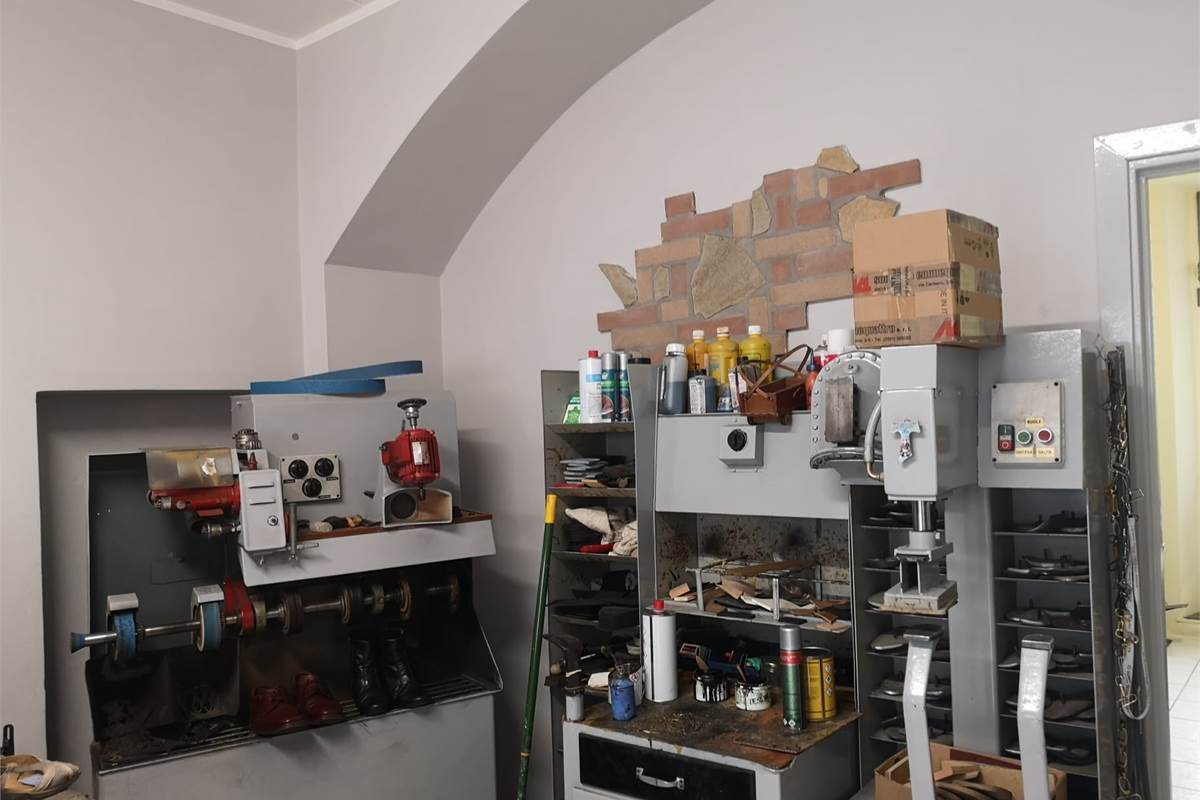 Locale commerciale in vendita a Rovellasca