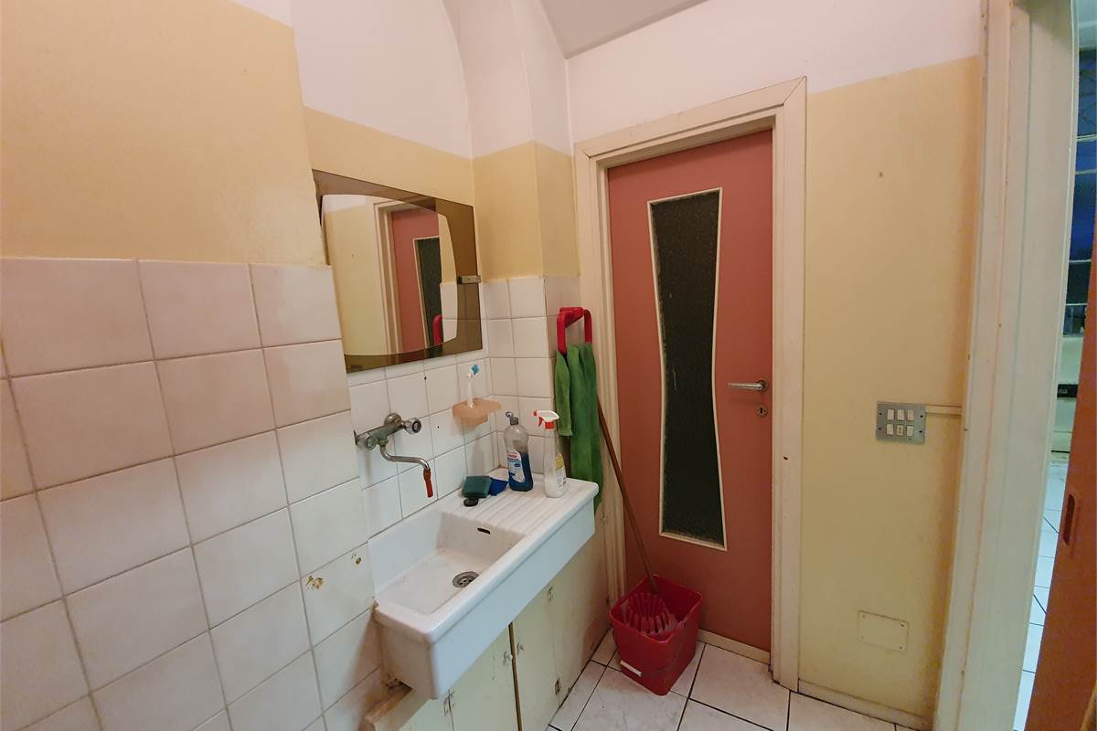 Locale commerciale in vendita a Rovellasca