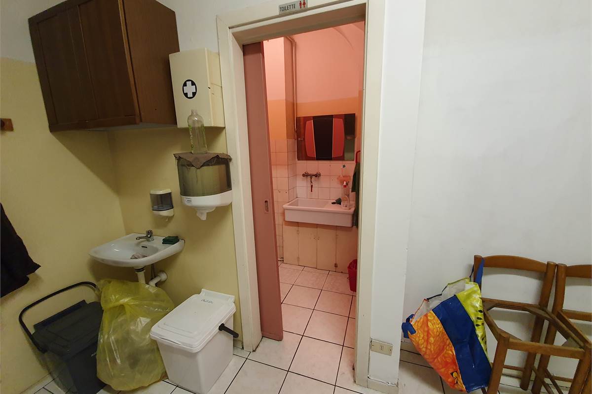 Locale commerciale in vendita a Rovellasca