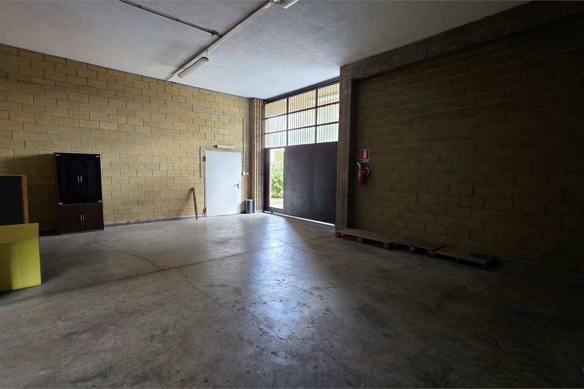 Capannone in vendita a Locate Varesino