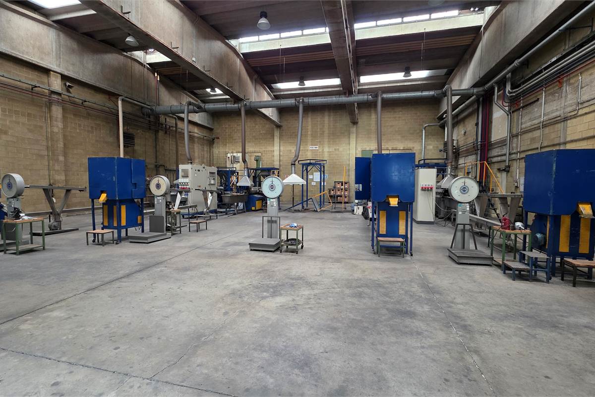 Capannone in vendita a Locate Varesino