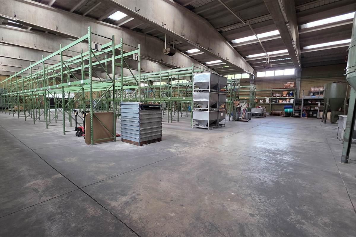 Capannone in vendita a Locate Varesino