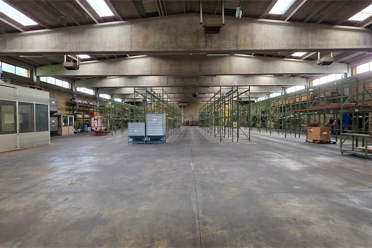 Capannone in vendita a Locate Varesino