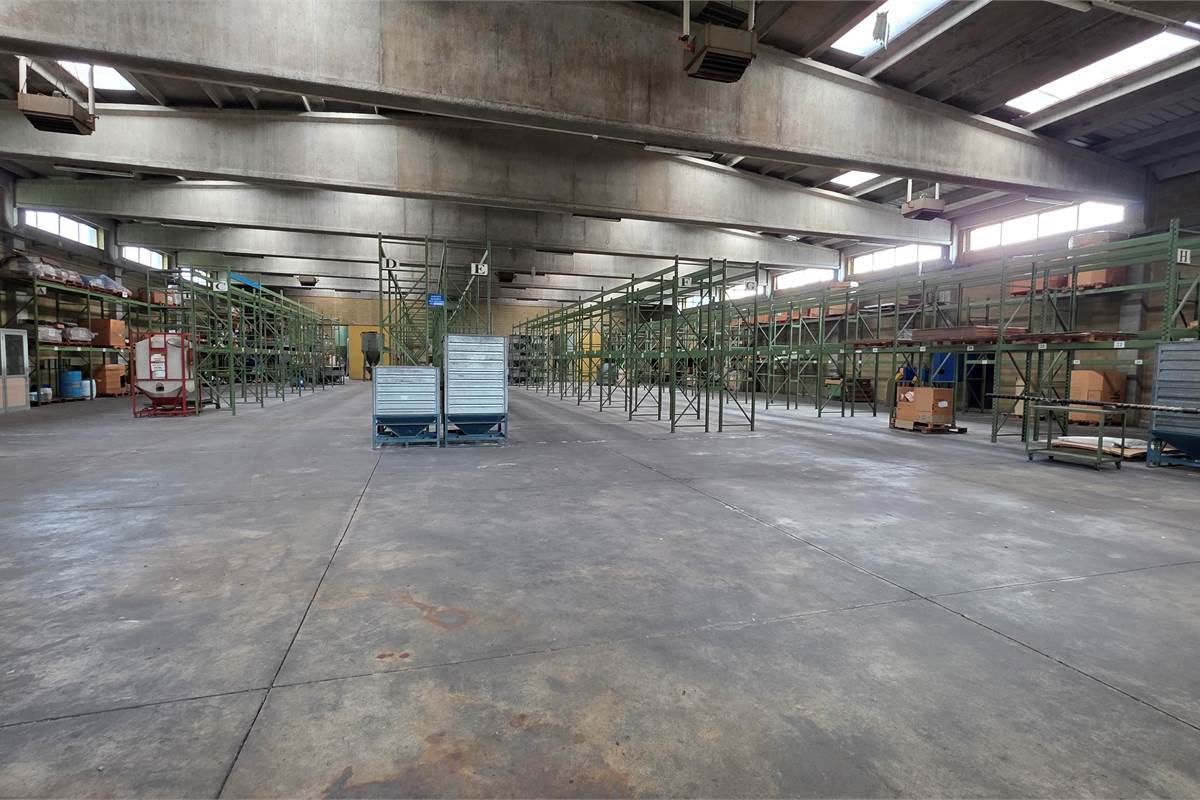 Capannone in vendita a Locate Varesino