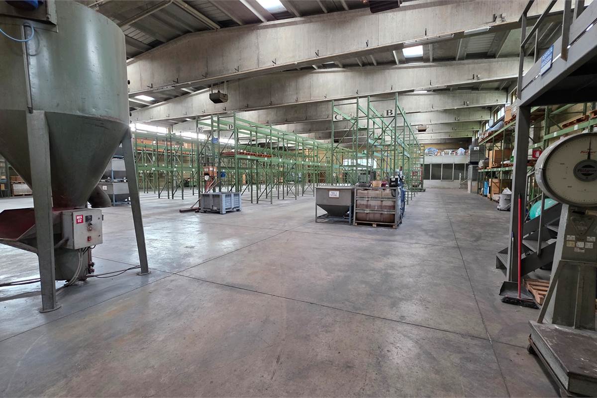 Capannone in vendita a Locate Varesino