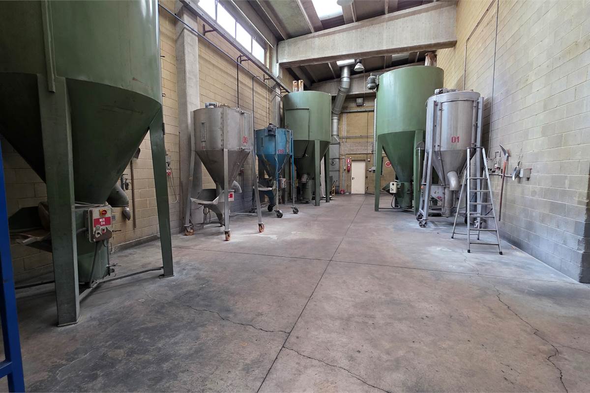 Capannone in vendita a Locate Varesino