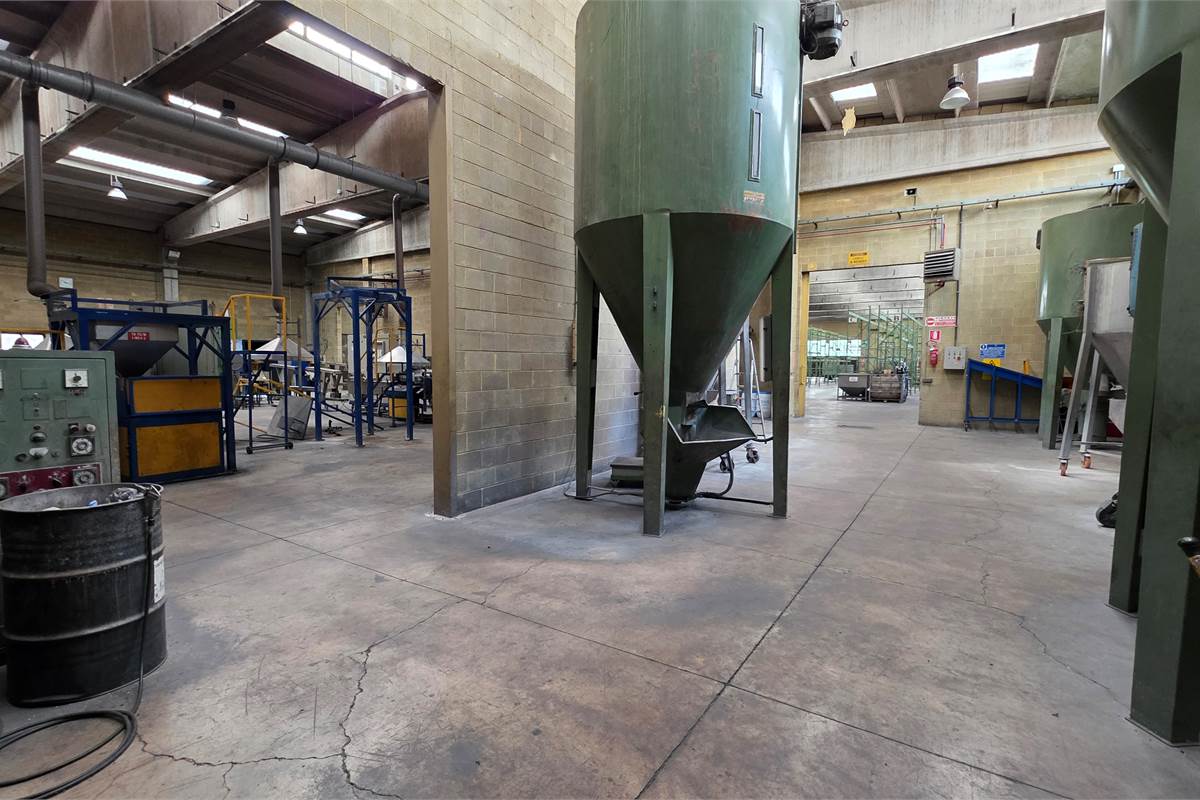 Capannone in vendita a Locate Varesino