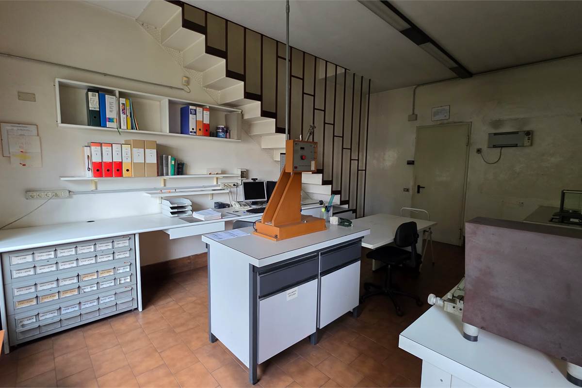 Capannone in vendita a Locate Varesino