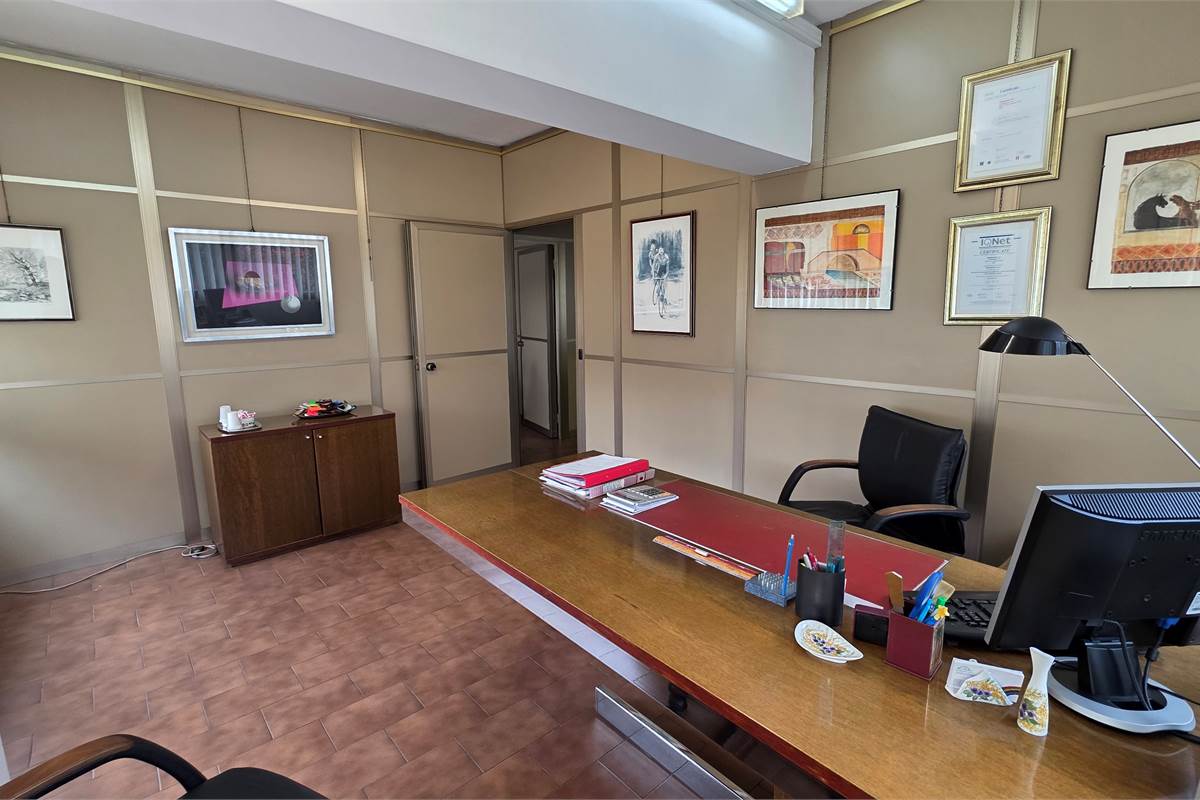 Capannone in vendita a Locate Varesino