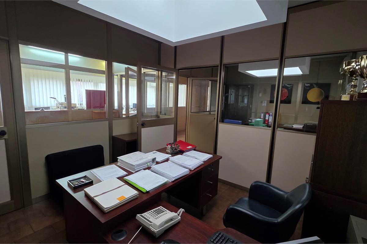 Capannone in vendita a Locate Varesino