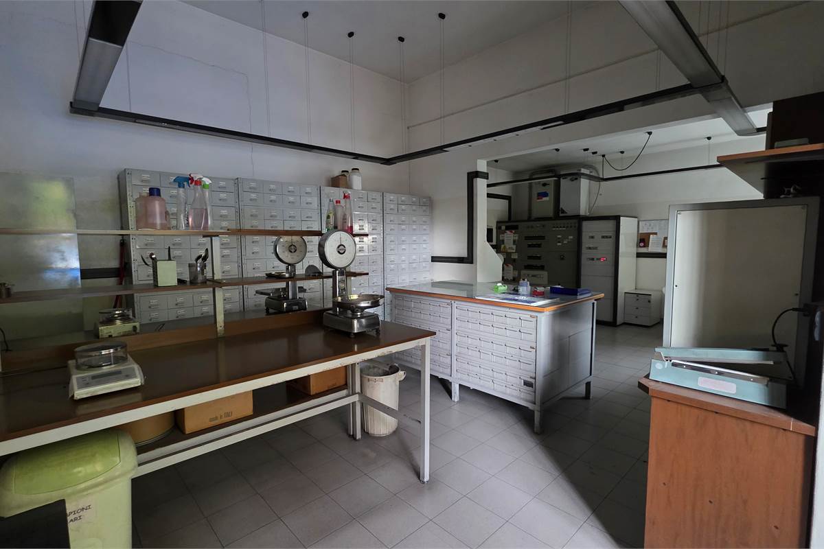 Capannone in vendita a Locate Varesino