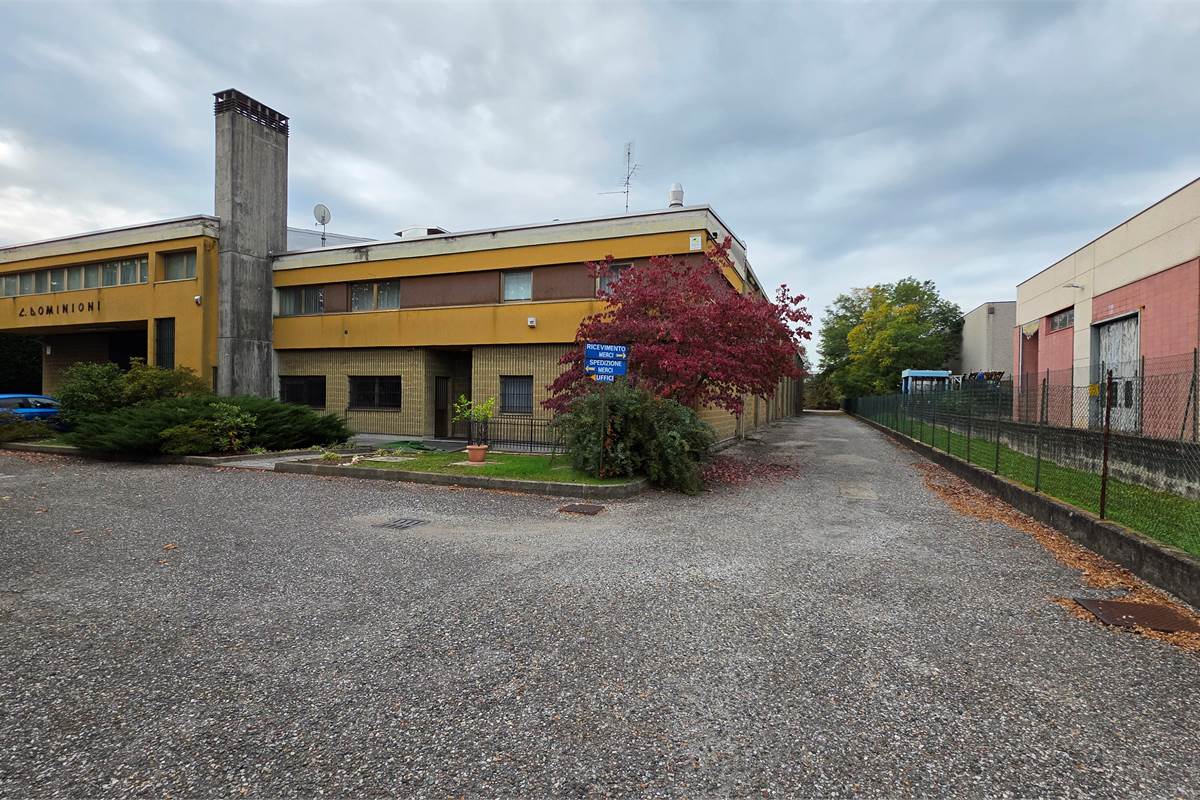 Capannone in vendita a Locate Varesino