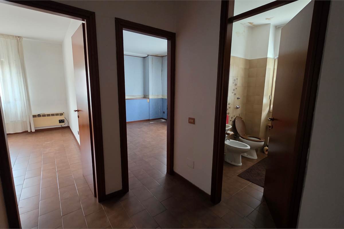 Capannone in vendita a Locate Varesino