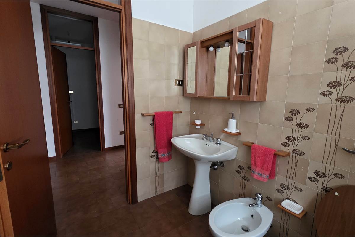 Capannone in vendita a Locate Varesino