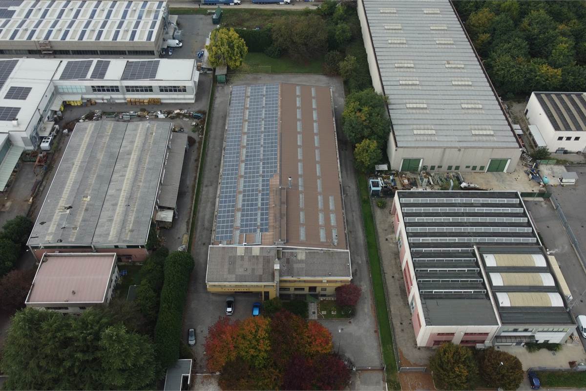 Capannone in vendita a Locate Varesino