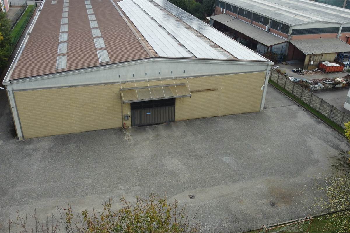 Capannone in vendita a Locate Varesino