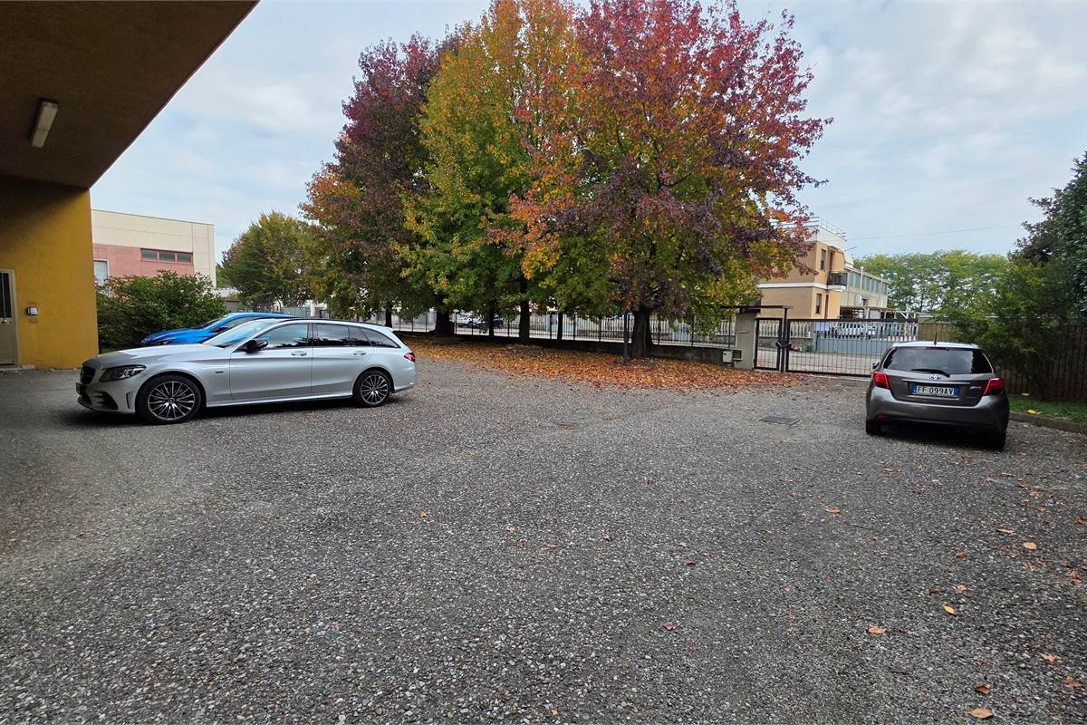 Capannone in vendita a Locate Varesino