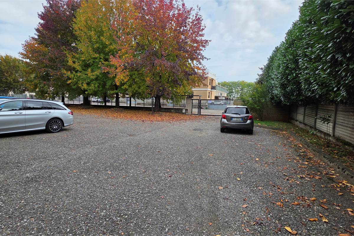 Capannone in vendita a Locate Varesino