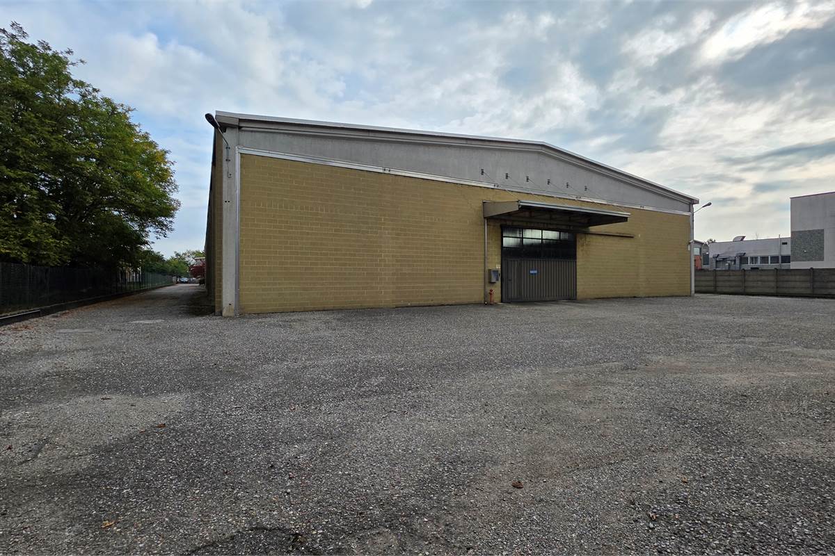 Capannone in vendita a Locate Varesino