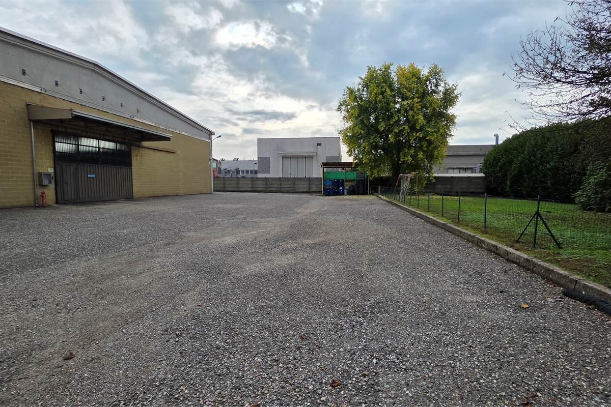 Capannone in vendita a Locate Varesino