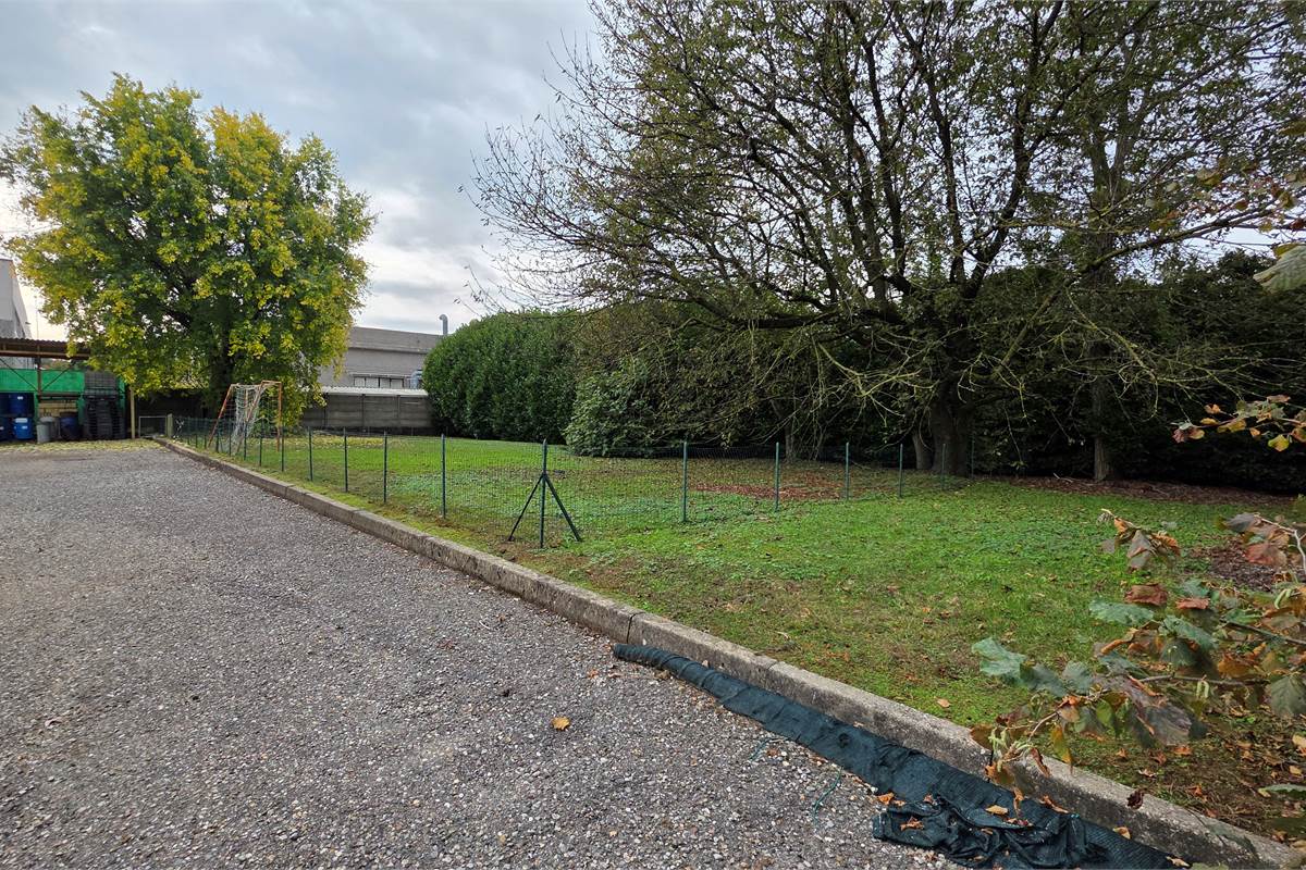 Capannone in vendita a Locate Varesino