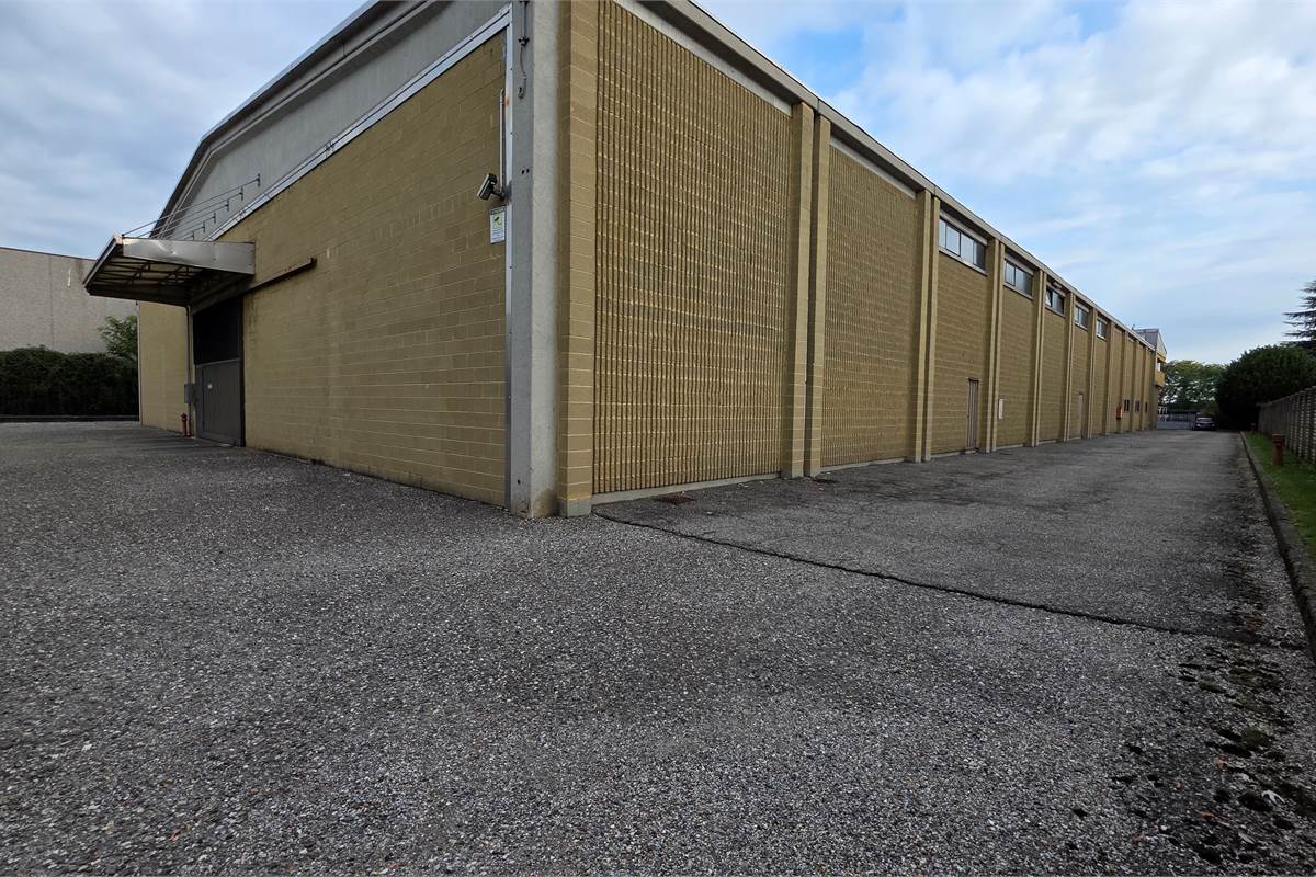 Capannone in AFFITTO a Locate Varesino