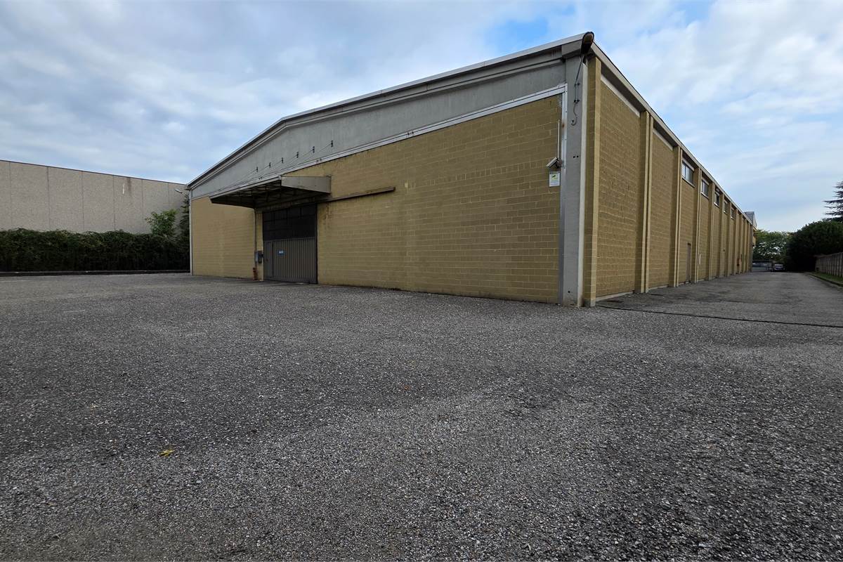 Capannone in AFFITTO a Locate Varesino