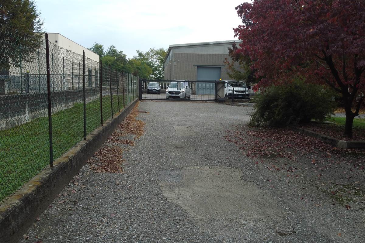 Capannone in AFFITTO a Locate Varesino